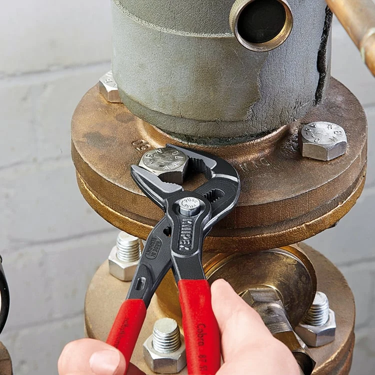 Serrage d’un écrou sur une bride de tuyauterie avec une pince Knipex Cobra ES.